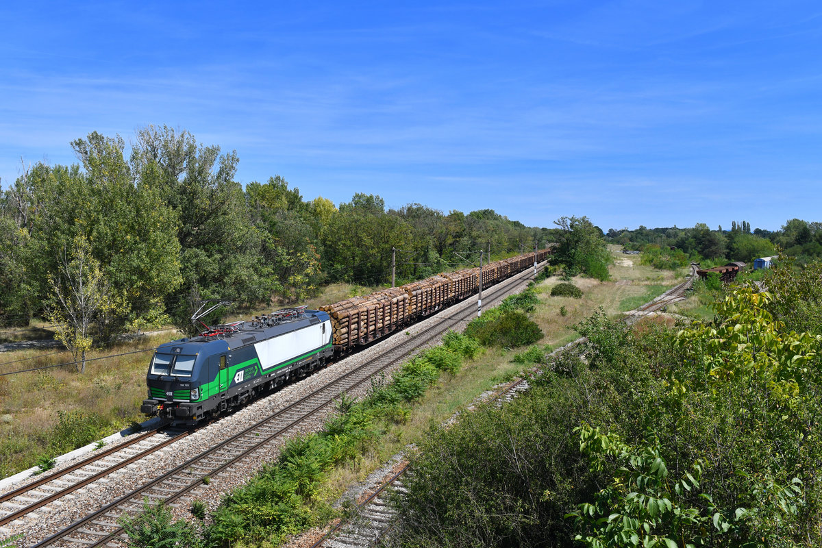 193 723 mit einem Holzzug am 12.08.2018 bei Strasshof an der Nordbahn. 