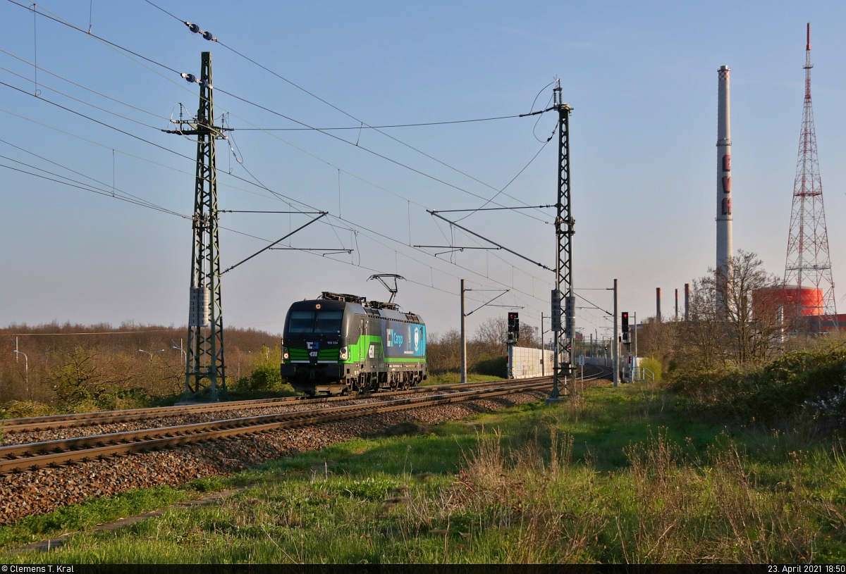 193 724-2 (Siemens Vectron) hat als Tfzf den Energiepark Dieselstraße in Halle (Saale) hinter sich gelassen und fährt an der Leipziger Chaussee (B 6) in nördlicher Richtung.

🧰 ELL Austria GmbH (European Locomotive Leasing), vermietet an ČD Cargo, a.s.
🕓 23.4.2021 | 18:50 Uhr