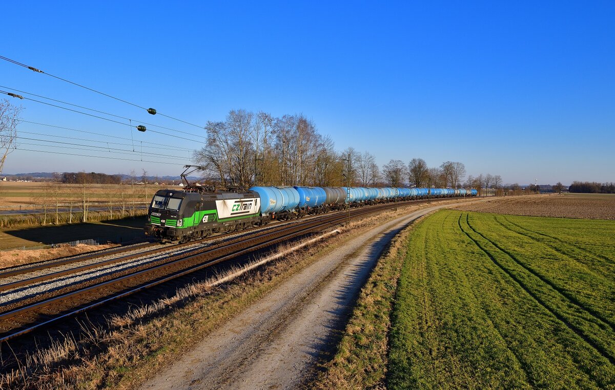 193 725 mit einem Kesselzug am 13.03.2022 bei Langenisarhofen.
