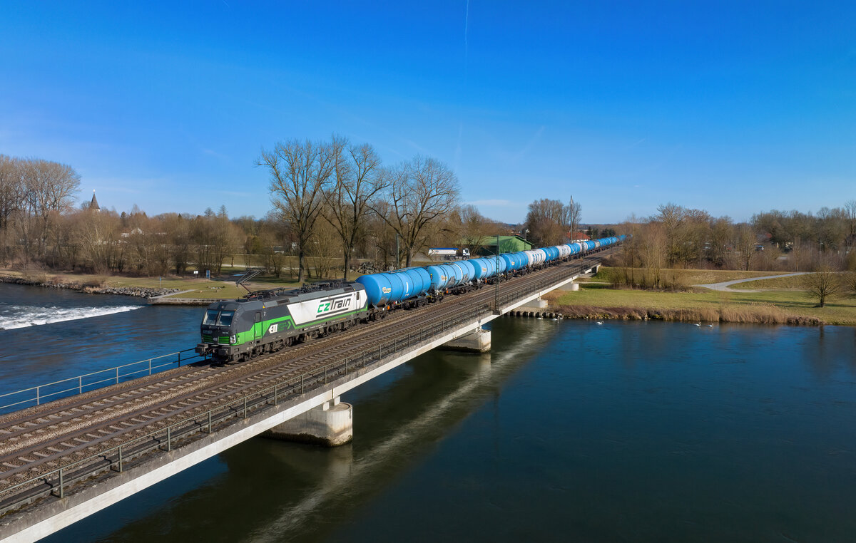 193 725 mit einem Kesselzug am 16.03.2023 bei Plattling.