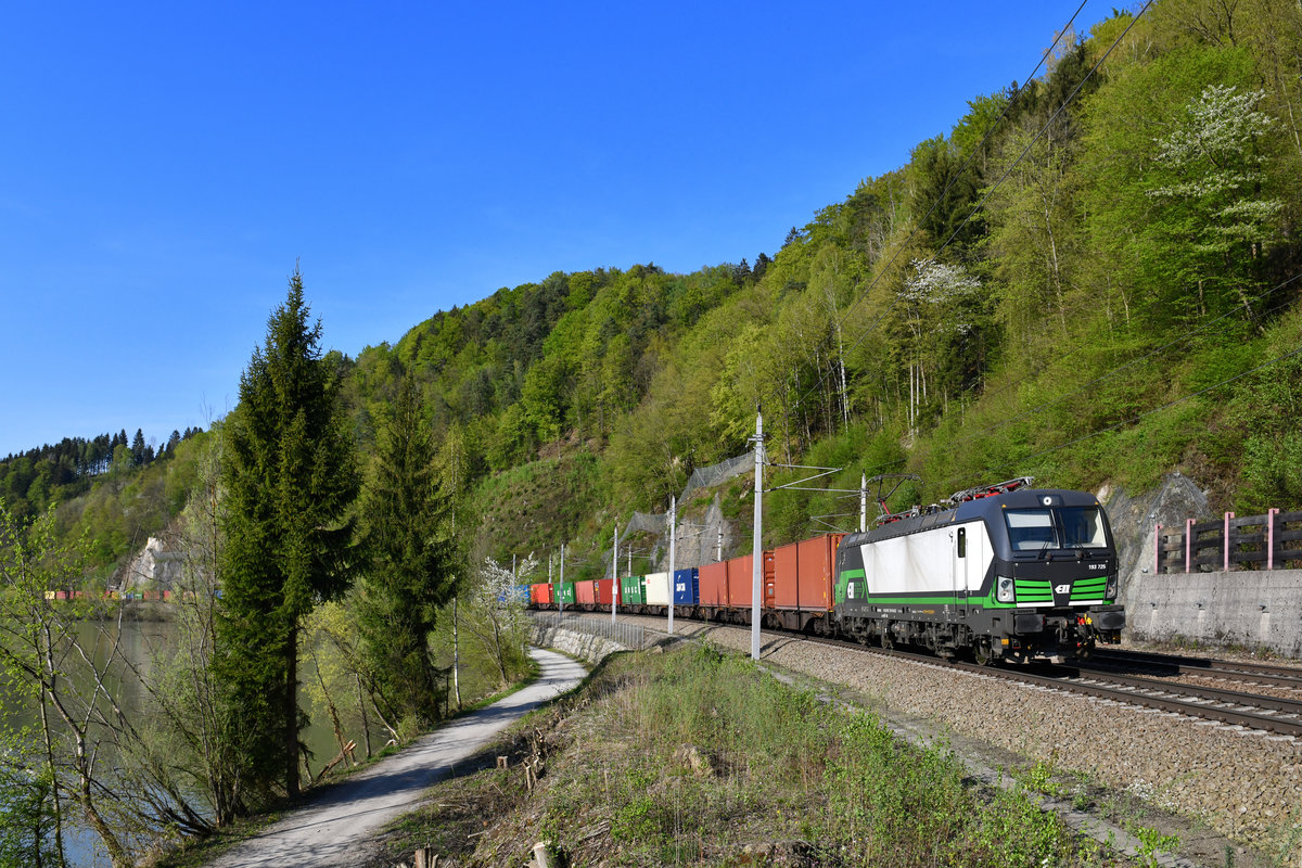 193 725 mit TEC 43933 am 19.04.2018 bei Ingling. 