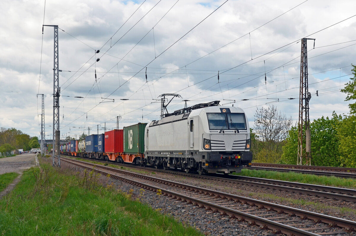 193 726 der ELL führte am 18.04.24 ganz in weiß einen Containerzug durch Saarmund Richtung Schönefeld.