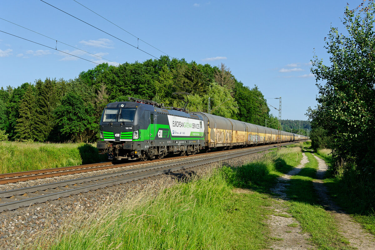 193 726 ELL/RTB Cargo  European Gateway Services  mit einem ARS Altmann Autotransportzug bei Postbauer-Heng Richtung Nürnberg, 23.06.2020