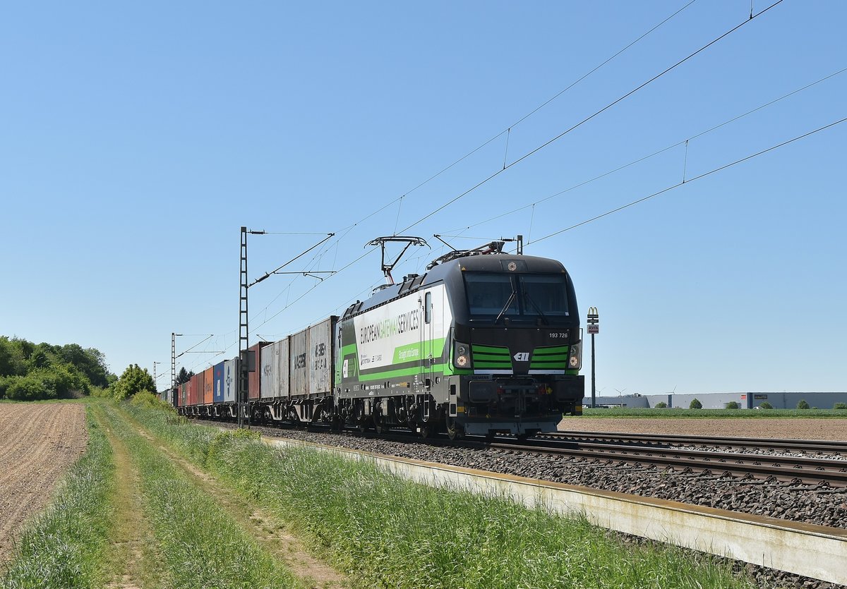 193 726 kommt am heutigen Nachmittag mit einem Kastelzug aus Rheydt gen Köln gefahren.
Gubberath den 6.5.2018