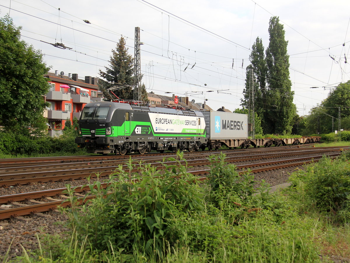 193 726 von der Rurtalbahn  kommt aus Richtung Köln,Grevenbroich mit einem Containerzug aus Süden nach Holland und fährt durch Rheydt-Hbf und fährt in Richtung Mönchengladbach-Hbf. Aufgenommen von einem Parkplatz in Rheydt. 
Am Abend vom 11.5.2018.