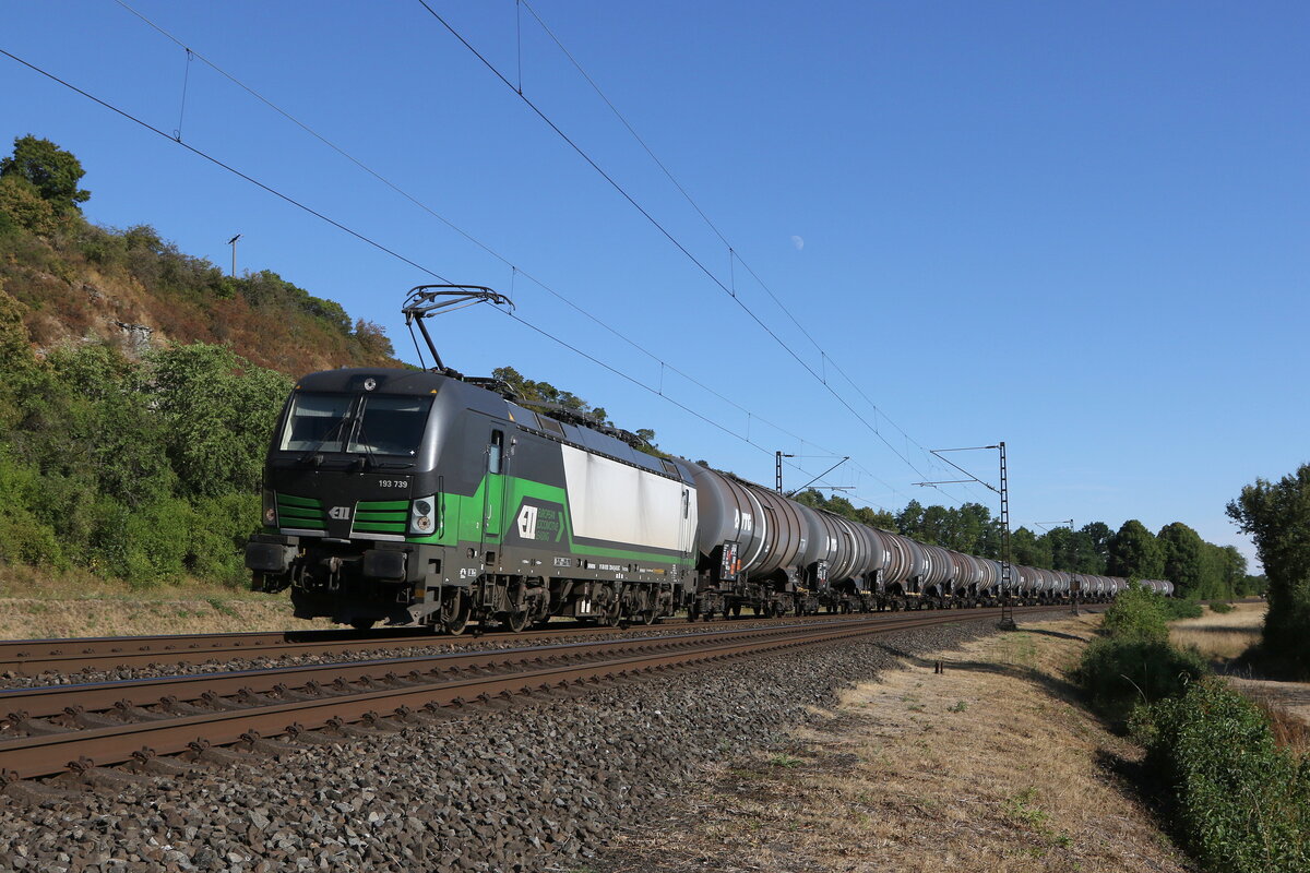 193 729 war am 6. August 2022 mit einem Kesselwagenzug bei Himmelstadt am Main in Richtung Gemünden unterwegs.