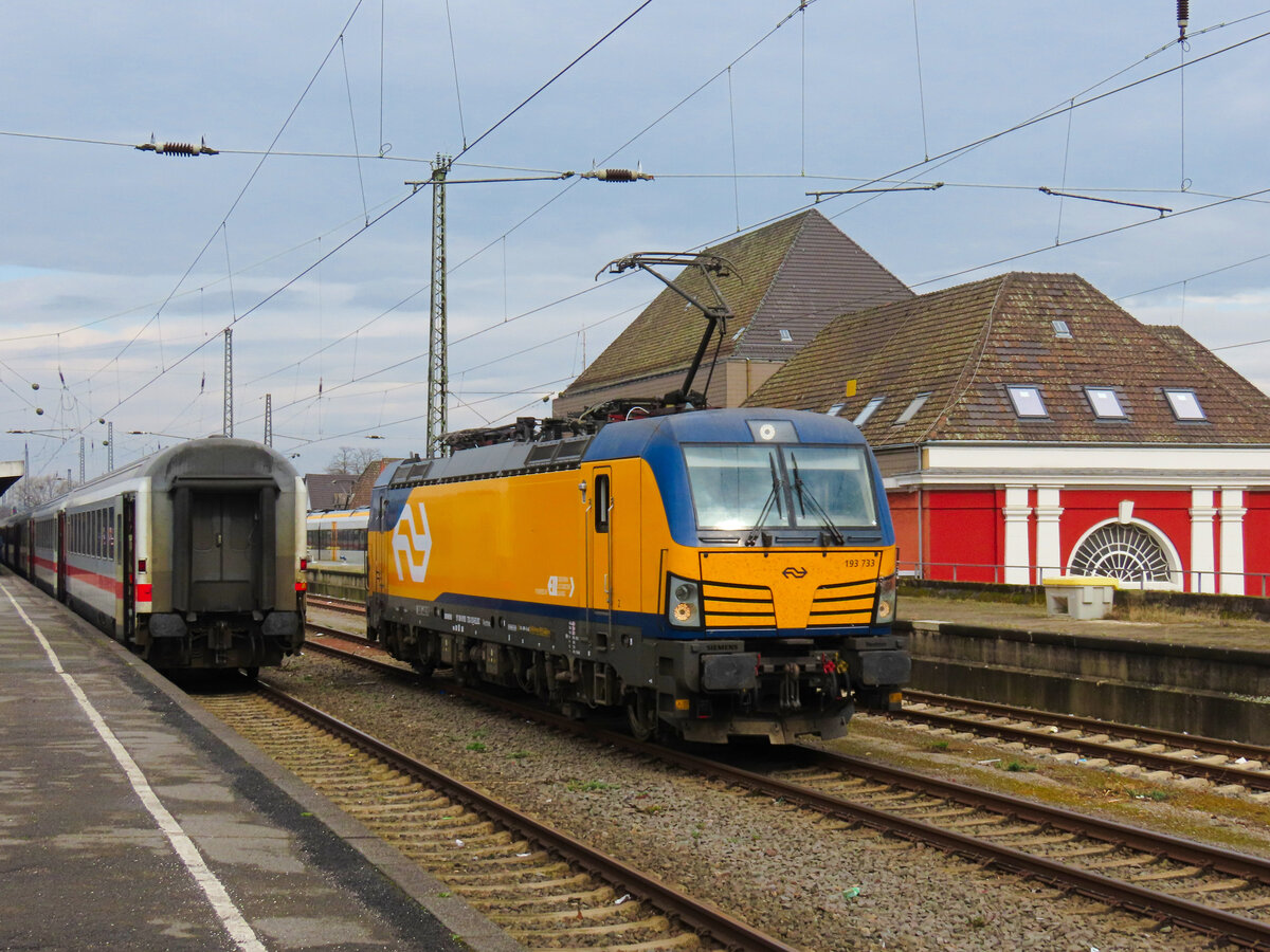 193 733 beim Umfahren des Wagenparks des Umleiter IC Berlin-Hannover-Hamm-Rheine-Amsterdam in Hamm. März 2025