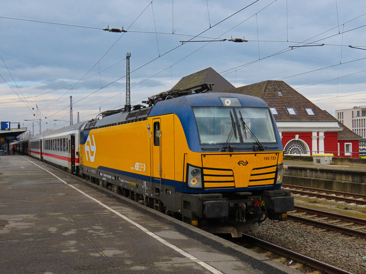 193 733 mit dem Umleiter IC Berlin-Hannover-Hamm-Rheine-Amsterdam in Hamm. Diesmal ohne Drehfahrt, dafür mit Lok umsetzen in Hamm. März 2025