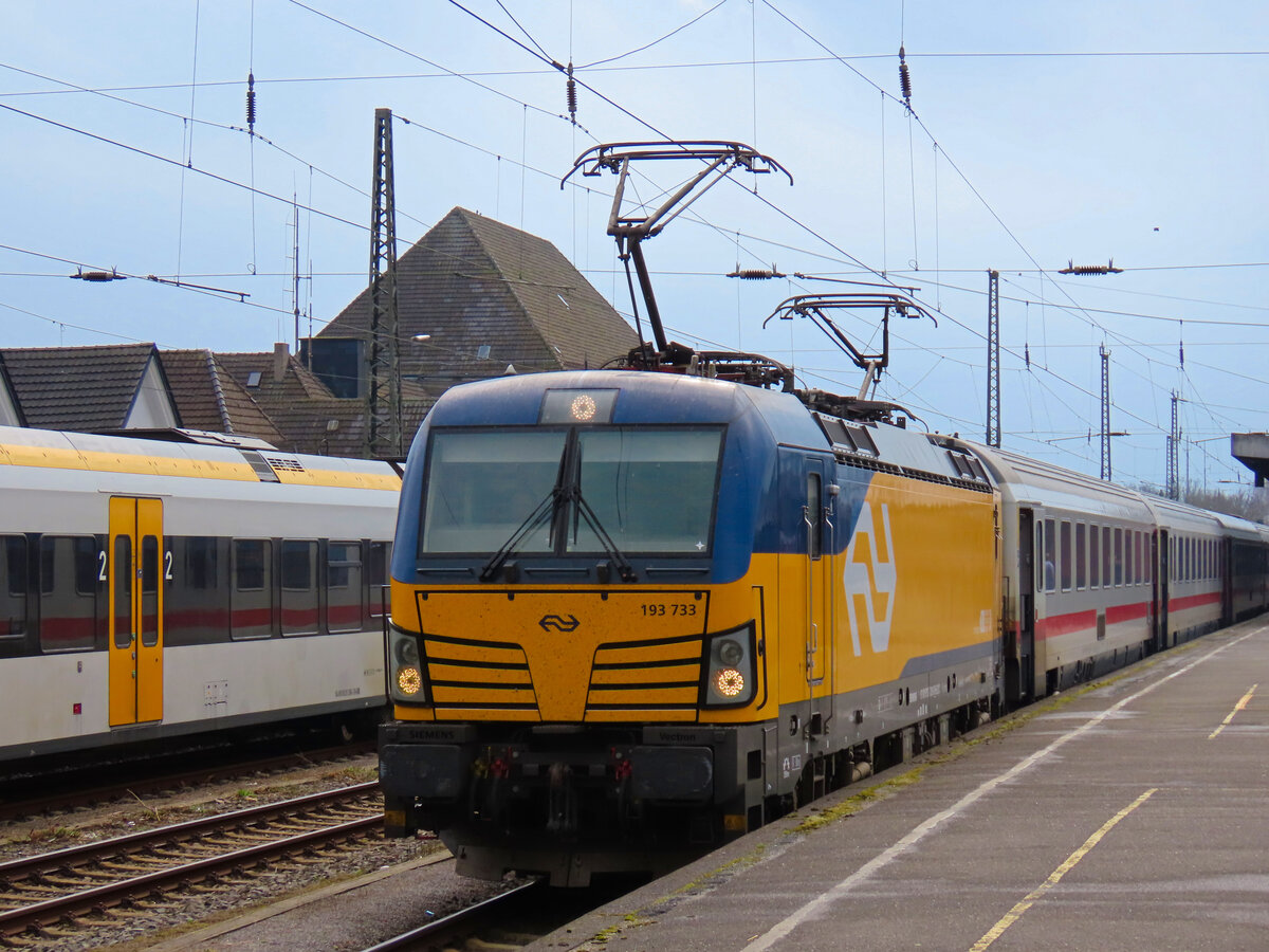 193 733 ist mit dem Umleiter IC Berlin-Hannover-Hamm-Rheine-Amsterdam in Hamm nach dem Umsetzen bereit zur Weiterfahrt. März 2025