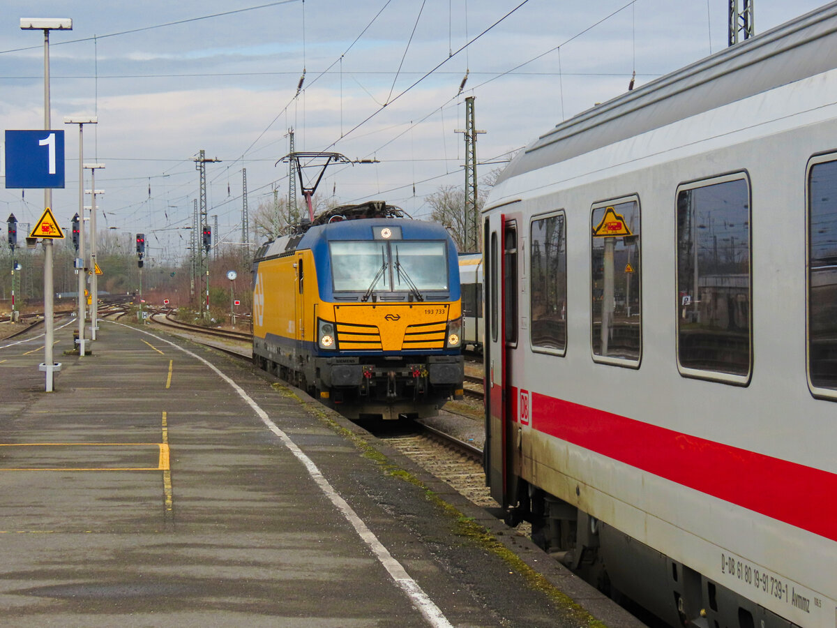 193 733 rangiert an das Nordende des Umleiter IC Berlin-Hannover-Hamm-Rheine-Amsterdam in Hamm. März 2025