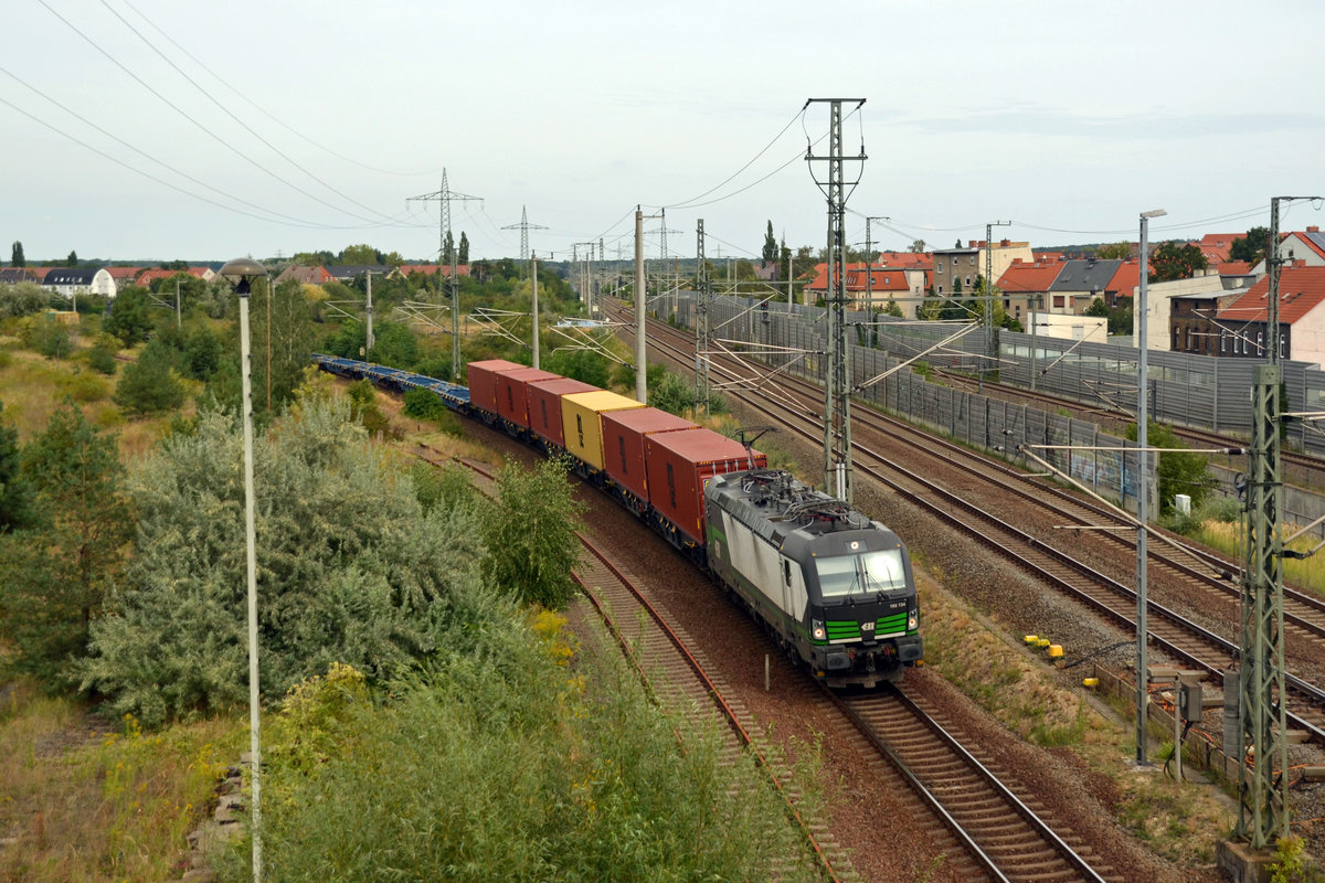 193 734 der ELL schleppte am 30.08.20 einen Containerzug für die SETG durch Bitterfeld Richtung Leipzig.