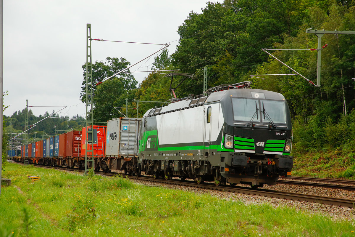 193 735 ELL Vectron mit Containerzug in Aßling, am 20.08.2019.
