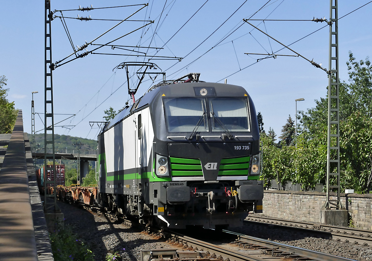 193 735 mit gem. Güterzug durch Remagen - 22.08.2019