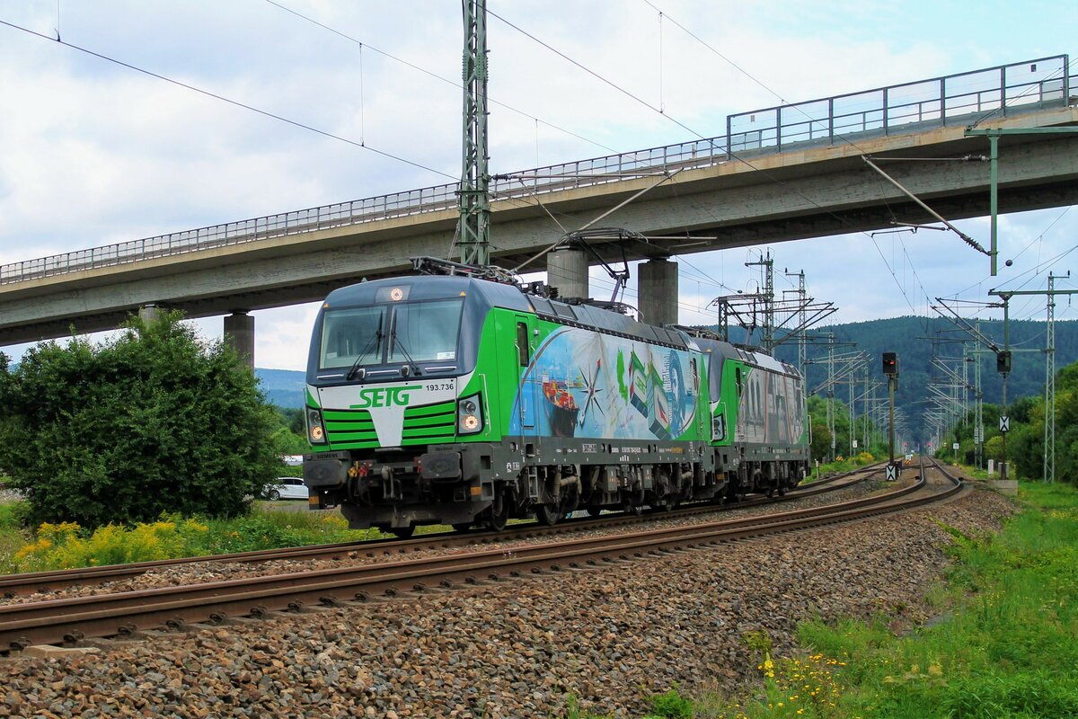 193 736-6 zusammen mit 193 746-5 der SETG am 22.8.2021 bei der Einfahrt zum Bahnhof Saalfeld/Saale