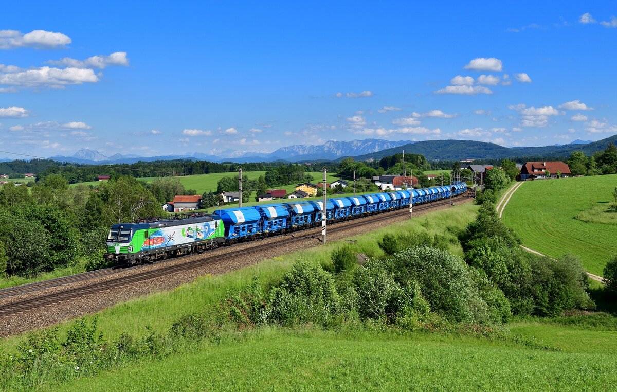 193 736 mit einem Güterzug am 13.06.2021 bei Pöndorf.
