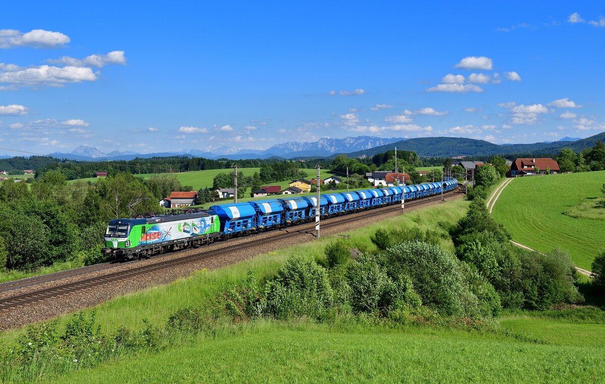 193 736 mit einem Güterzug am 13.06.2021 bei Pöndorf.