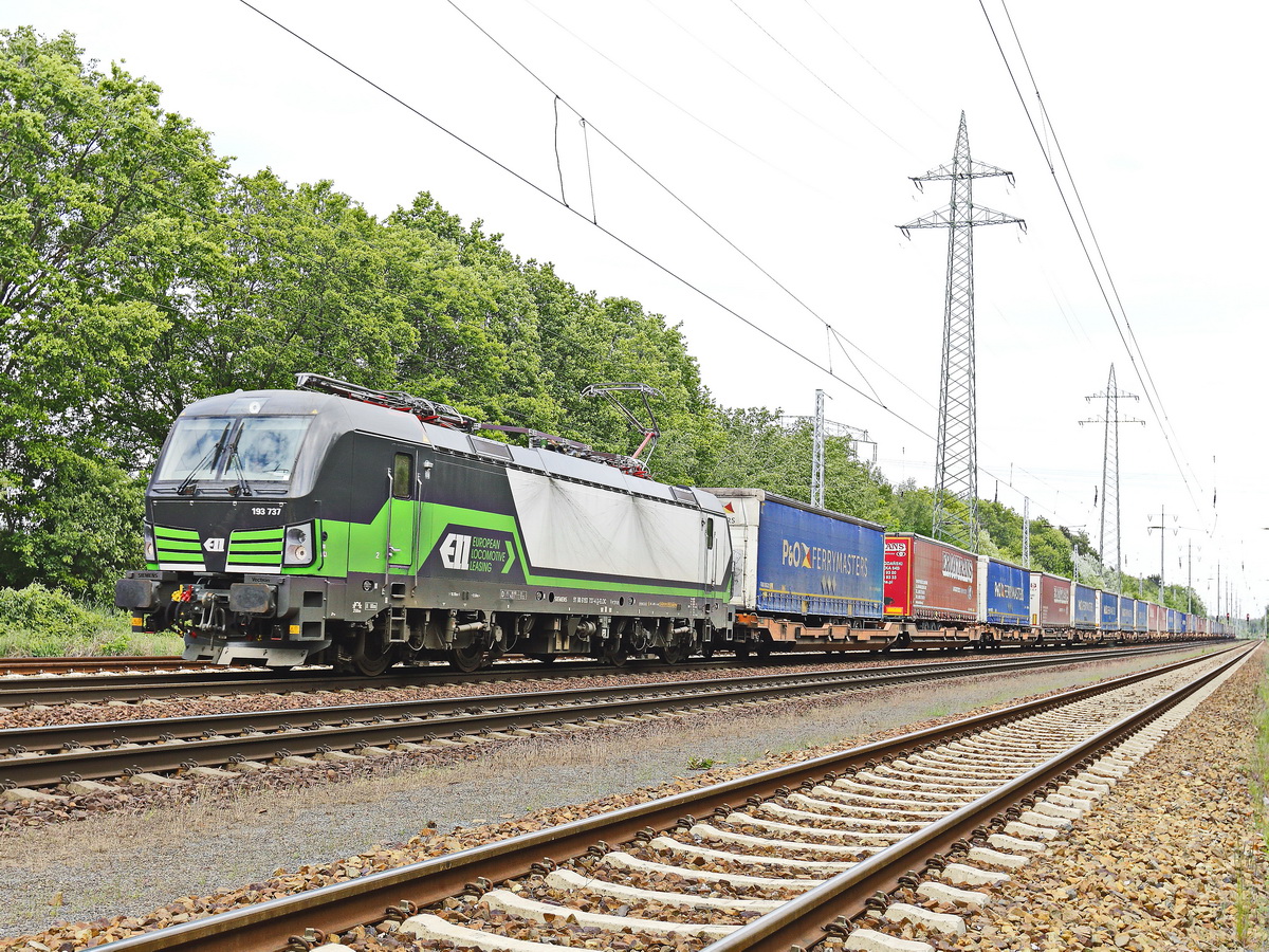 193 737 (NVR: 91 80 6193 737-4 D-ELOC) mit einem Containerzug in Richtung Polen auf den südlichen Berliner Ring bei Diedersdorf am 26. Mai 2019.