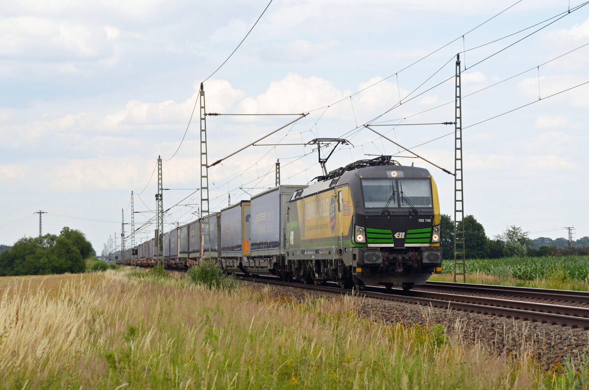 193 740 der ELL bespannte am 27.06.22 den Miratrans-KLV nach Ludwigshafen. Hier rollt der LTE-Zug durch Gräfenhainichen Richtung Bitterfeld.