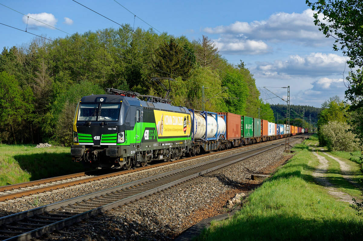 193 740 ELL/WLC  Komm zum Zug  mit einem Containerzug bei Postbauer-Heng Richtung Nürnberg, 05.05.2020