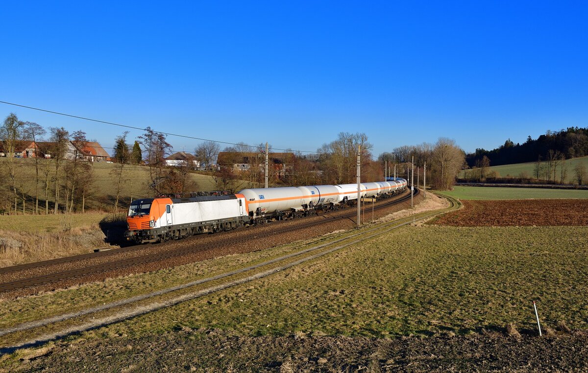 193 741 mit einem Gaskesselzug am 09.02.2022 bei Kimpling.