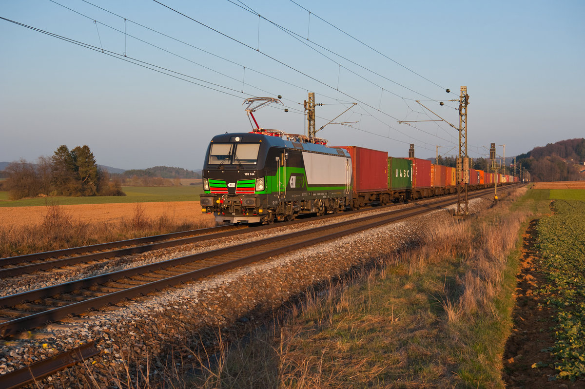193 744 von ELL für Wiener Lokalbahnen mit einem Containerzug bei Seubersdorf Richtung Nürnberg, 23.03.2019