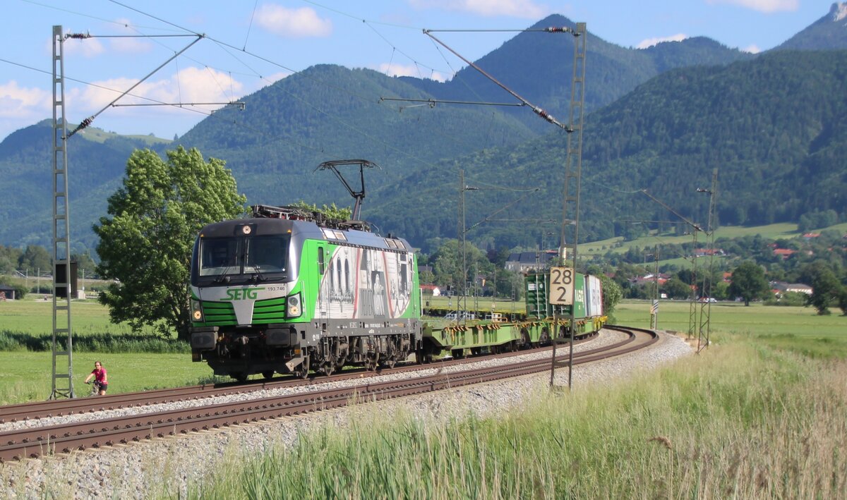 193 746 der SETG am 13.06.2021 vor einem schlecht ausgelasteten KLV in Richtung München bei Bernau unterwegs.