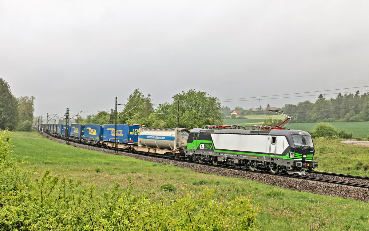 193 749 ist in Sinngrün am regnerischen 21.Mai 2019 mit einem LKW Walter Sattelaufliegerzug als Südfahrer unterwegs.