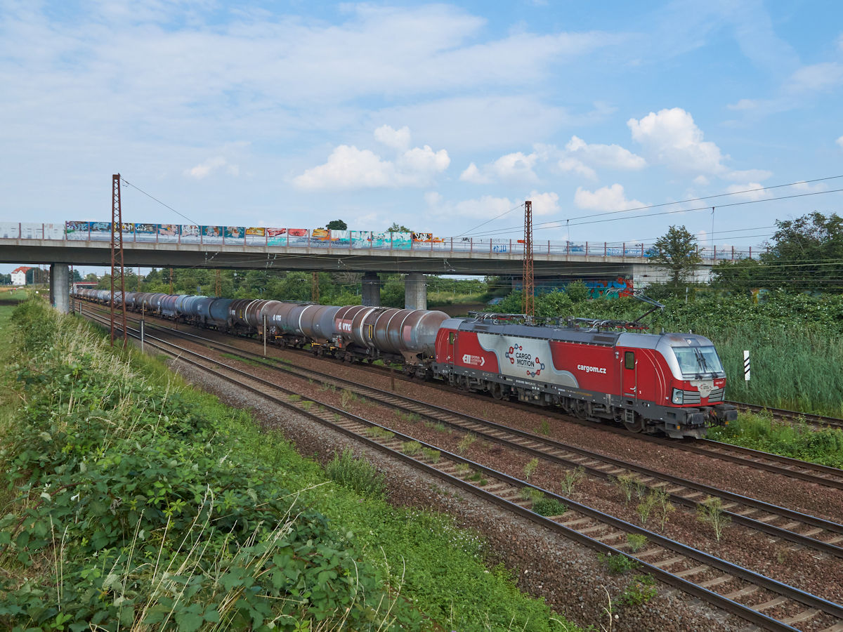 193 750 war am 10.07.2021 bei Leipzig-Neuwiederitzsch mit einem Zug aus Kesselwagen in Richtung Leipzig-Leutzsch unterwegs.