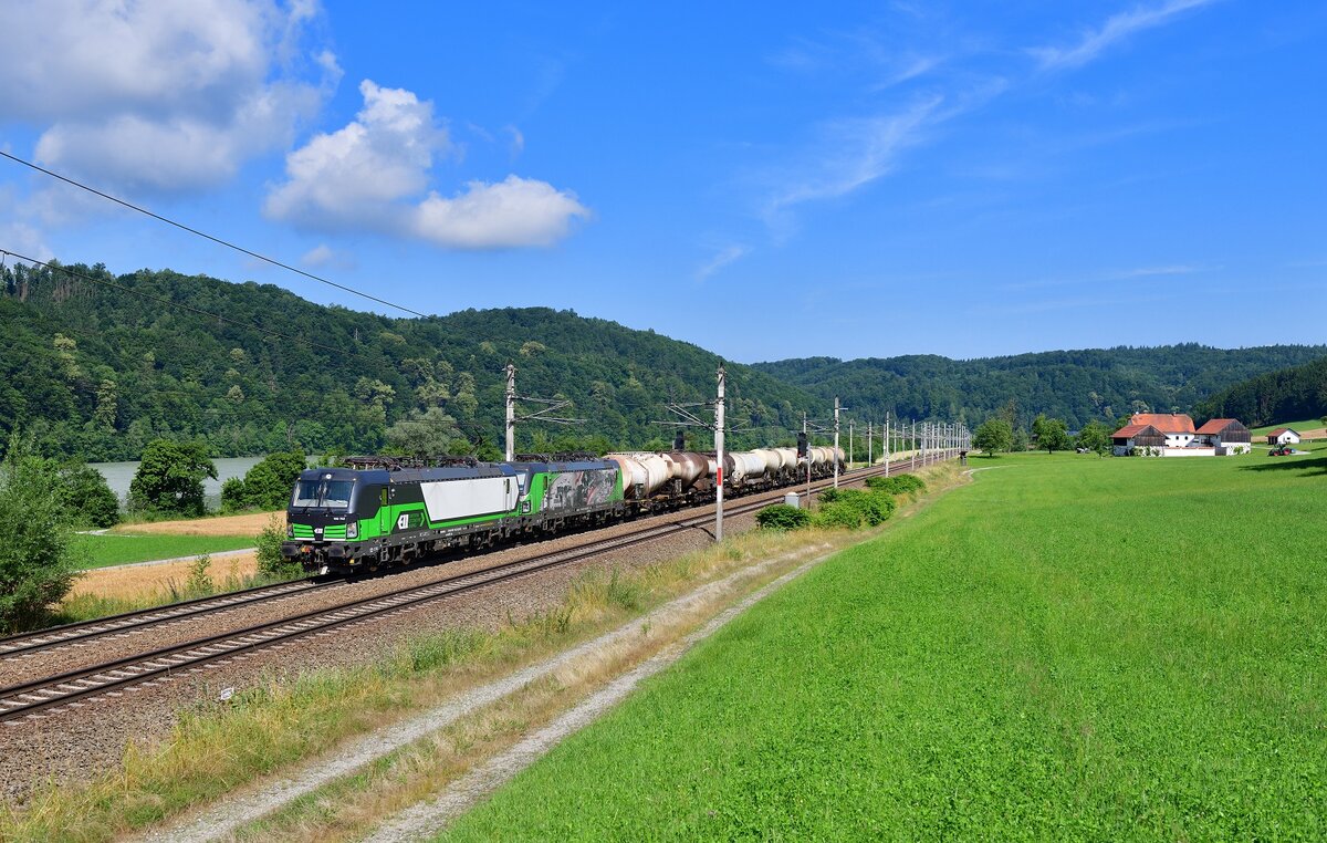 193 752 + 193 746 mit einem Knickkesselzug am 03.07.2021 bei Wernstein am Inn. 