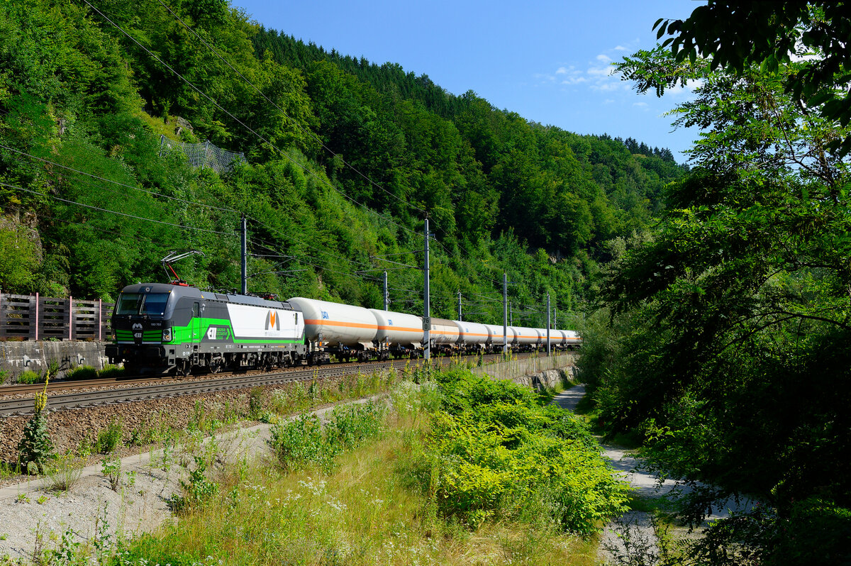 193 753 ELL/MMV mit einem Gaskesselzug bei Ingling Richtung Passau, 22.07.2020