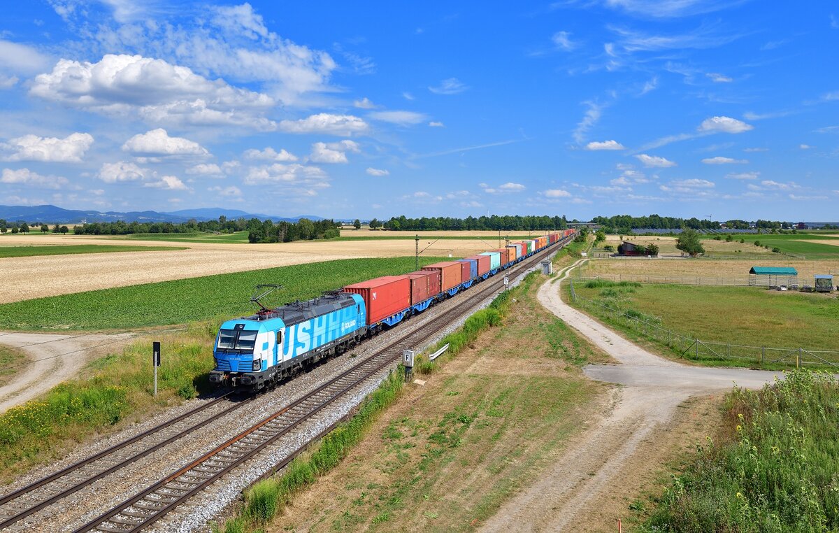 193 753 mit einem Containerzug am 25.07.2022 bei Stephansposching.
