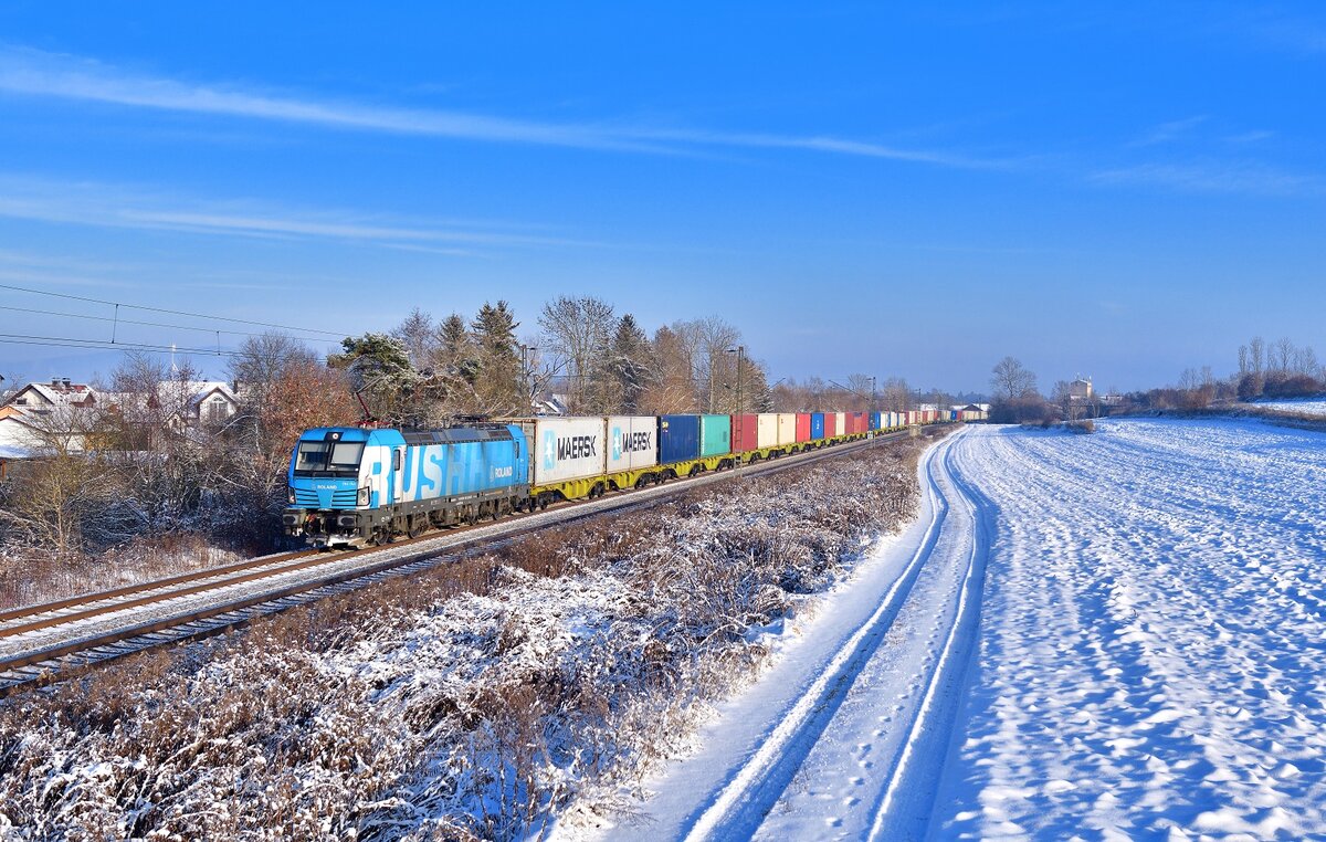 193 753 mit einem Containerzug am 18.12.2022 bei Langenisarhofen.