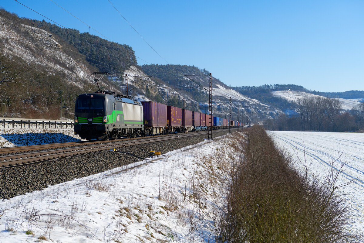 193 754 ELL/WLC mit einem Containerzug bei Karlstadt Richtung Gemünden (Main), 12.02.2021