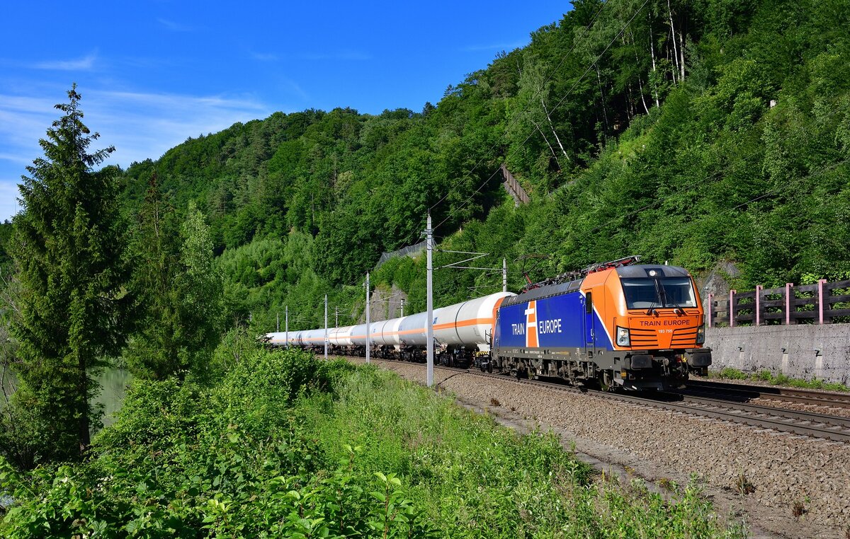 193 755 mit einem Gaskesselzug am 06.07.2021 bei Ingling.