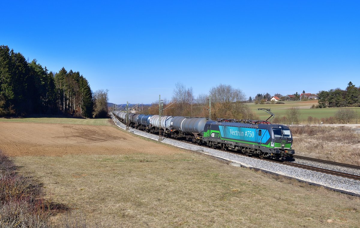 193 756 mit einem Kesselzug am 06.03.2021 bei Sinngrün.