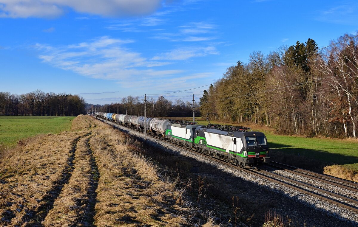 193 757 + 193 221 mit einem Kesselzug am 21.12.2021 bei Andorf.