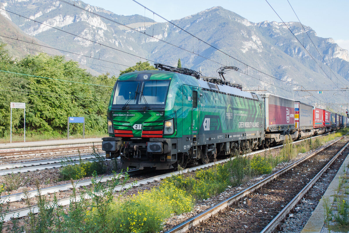 193 757-2 ist mit einem Aufliegerzug in Peri/Italien am 23.09.2022 zu sehen.