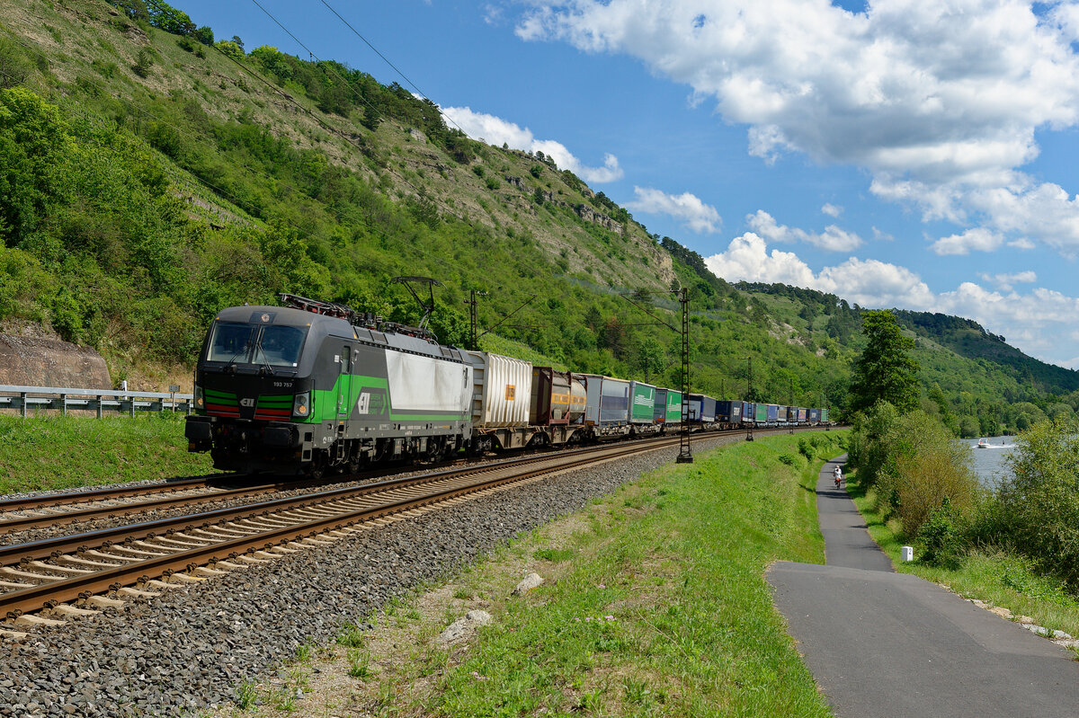 193 757 ELL/LTE mit einem KLV-Zug bei Karlstadt Richtung Gemünden, 12.06.2020