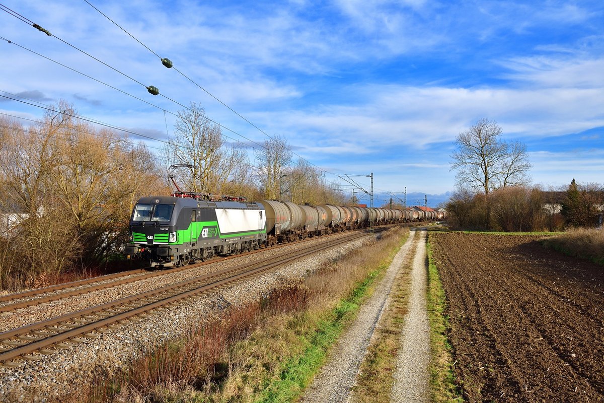 193 758 mit einem Kesselzug am 08.12.2019 bei Langenisarhofen.