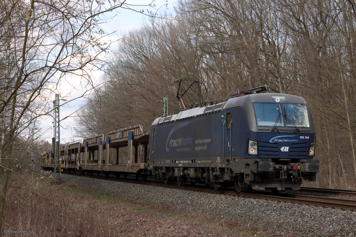 193 764-8 (Frachtbahn) mit einem leeren Autotransportzug in Marl-Sinsen, 18. März 2023