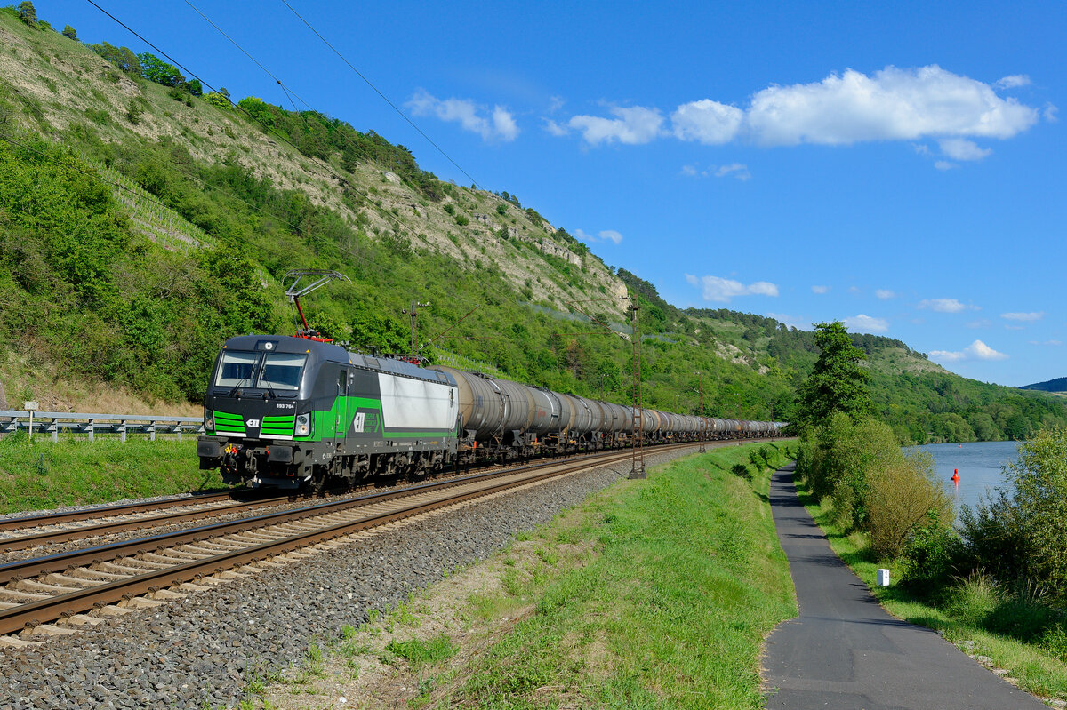 193 764 ELL/Ecco mit einem Kesselwagenzug bei Karlstadt Richtung Gemünden, 12.06.2020