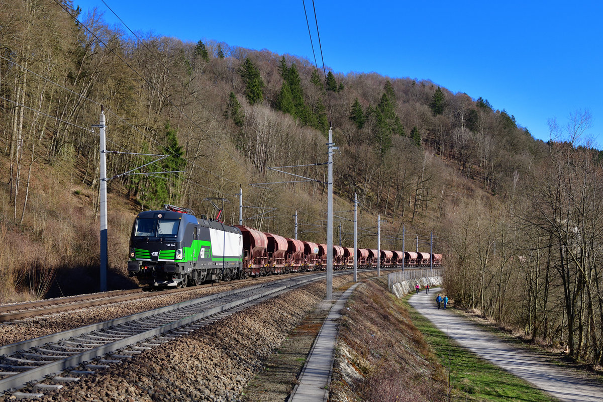 193 764 mit dem Magnesitzug am 15.03.2020 bei Ingling.