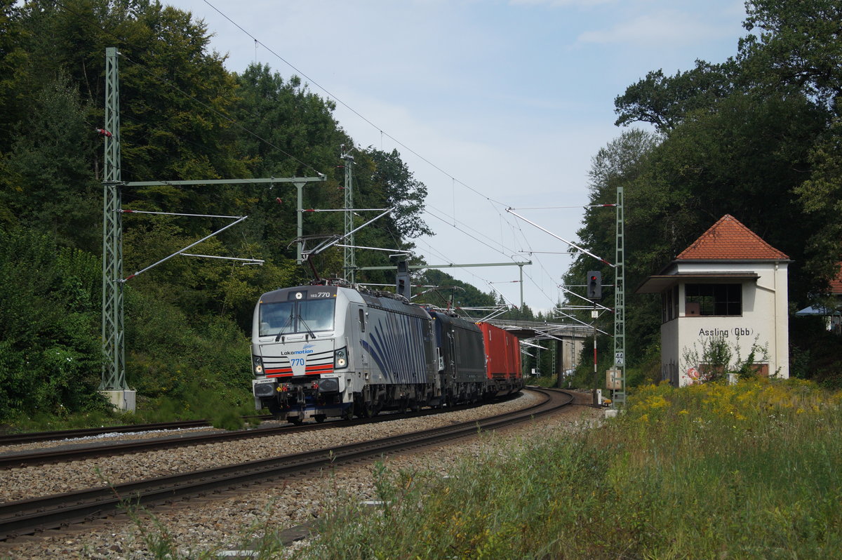 193 770 der Lokomotion mit Güterzug bei der Einfahrt in den Bahnhof Aßling (Strecke München-Rosenheim).
Aßling, 31.08.2017