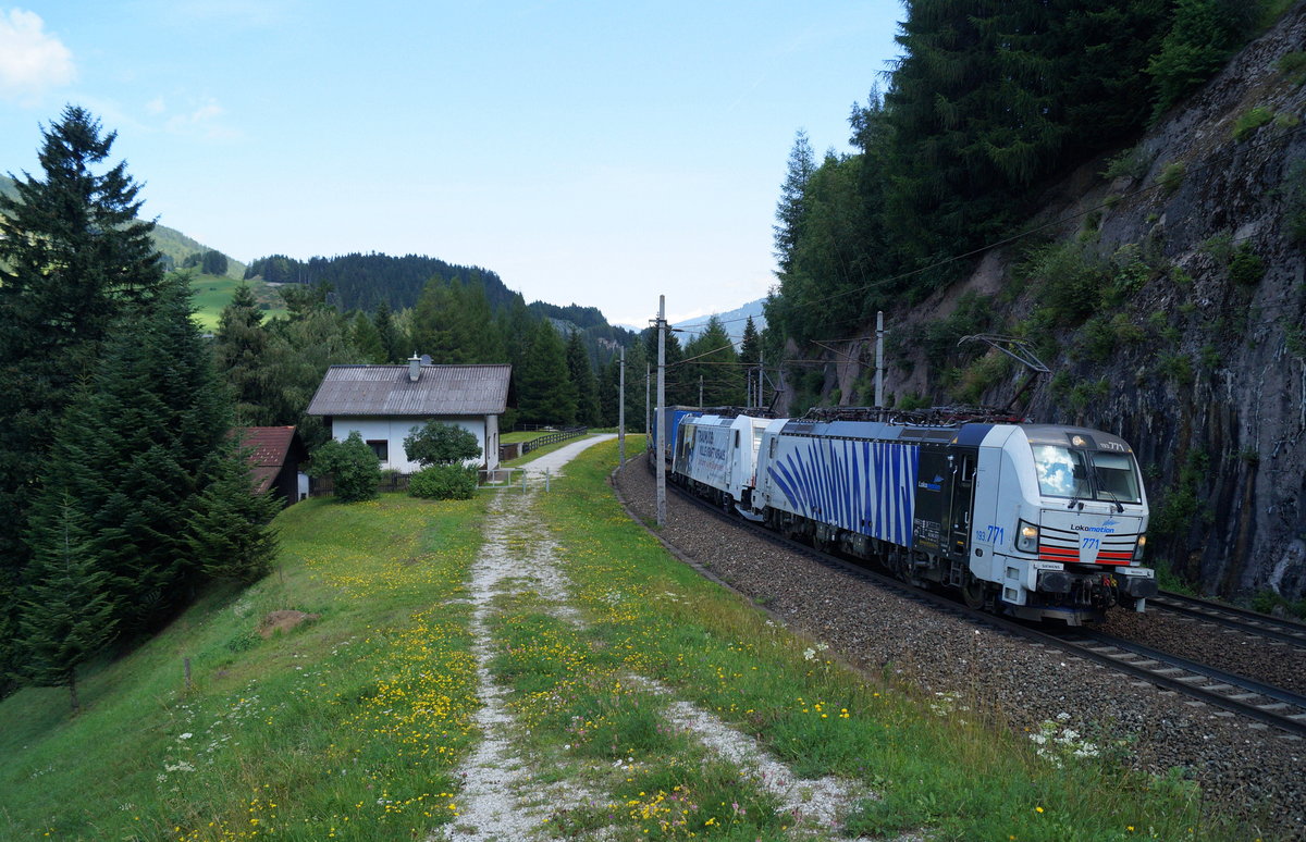 193 771 und 186 443 mit einem KLV-Zug nach Verona bei Gries am Brenner, 01.08.2019.