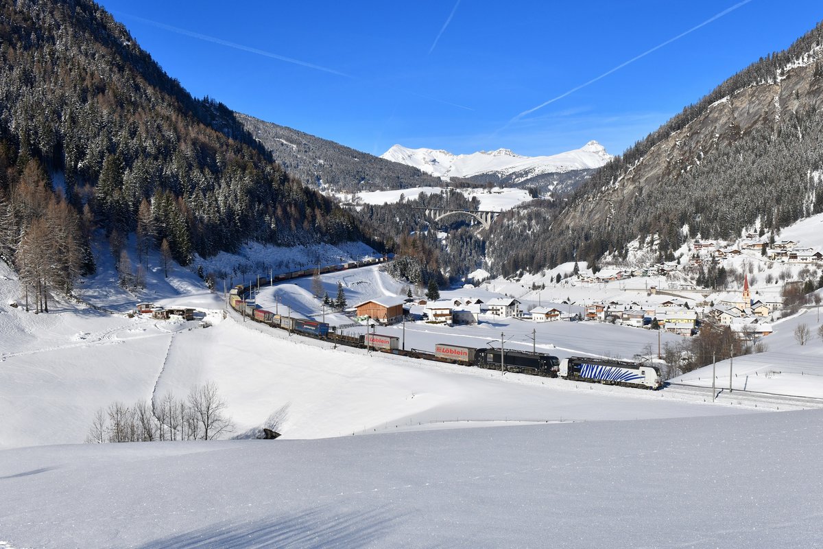 193 772 + 193 663 mit TEC 43136 am 06.02.2019 bei St. Jodok am Brenner. 