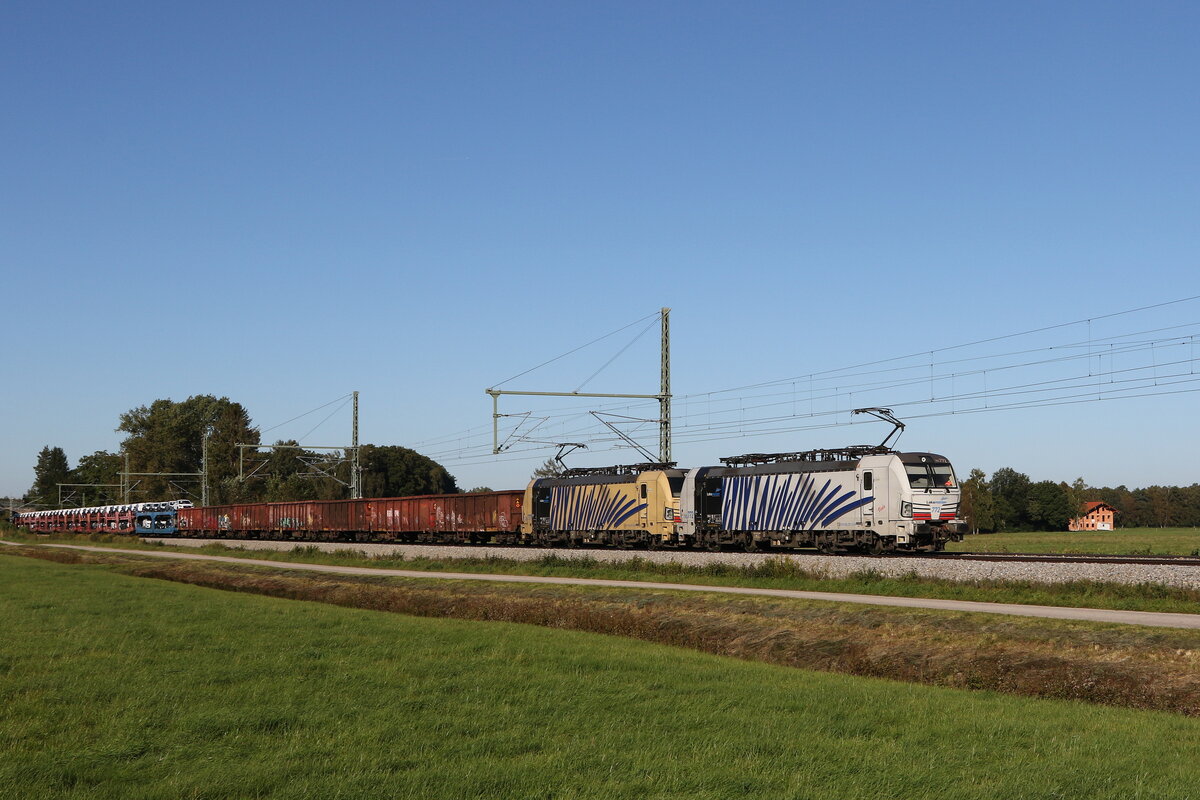 193 772 und 193 777 waren am 25. September 2021 mit einem gemischten Güterzug bei Übersee am Chiemsee in Richtung Salzburg unterwegs.