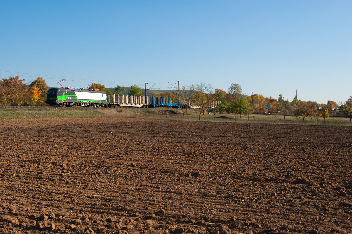 193 772 der ELL vmtl. für SETG mit einem leeren Holzzug bei Thüngersheim Richtung Gemünden, 13.10.2018