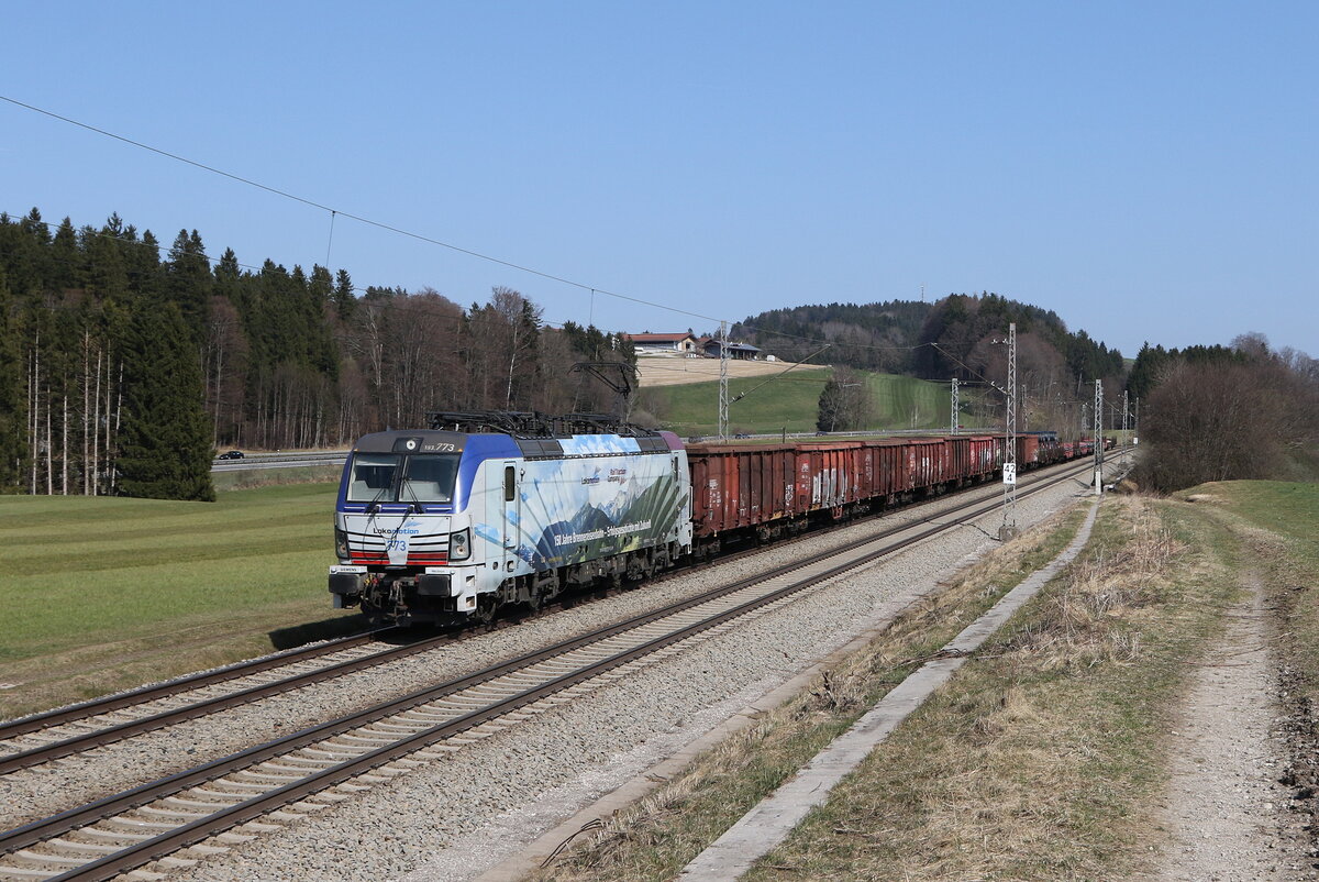 193 773  150 Jahre Brennerbahn  mit einem gemischten Güterzug aus Salzburg kommend am 27. März 2022 bei Grabenstätt im Chiemgau.