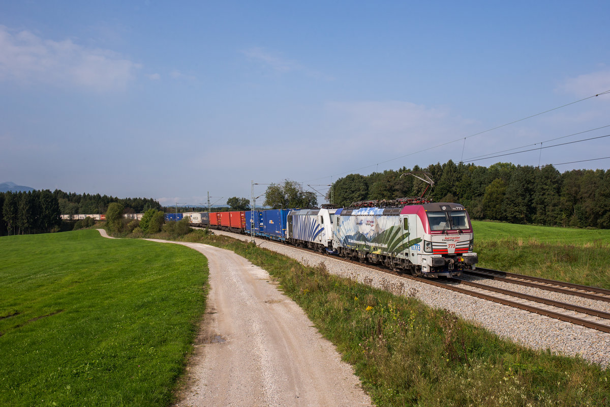 193 773 und 185 661 von Lokomotion fahren mit einem EKOL bei Grabenstätt in Richtung Salzburg, aufgenommen am 23. September 2017.