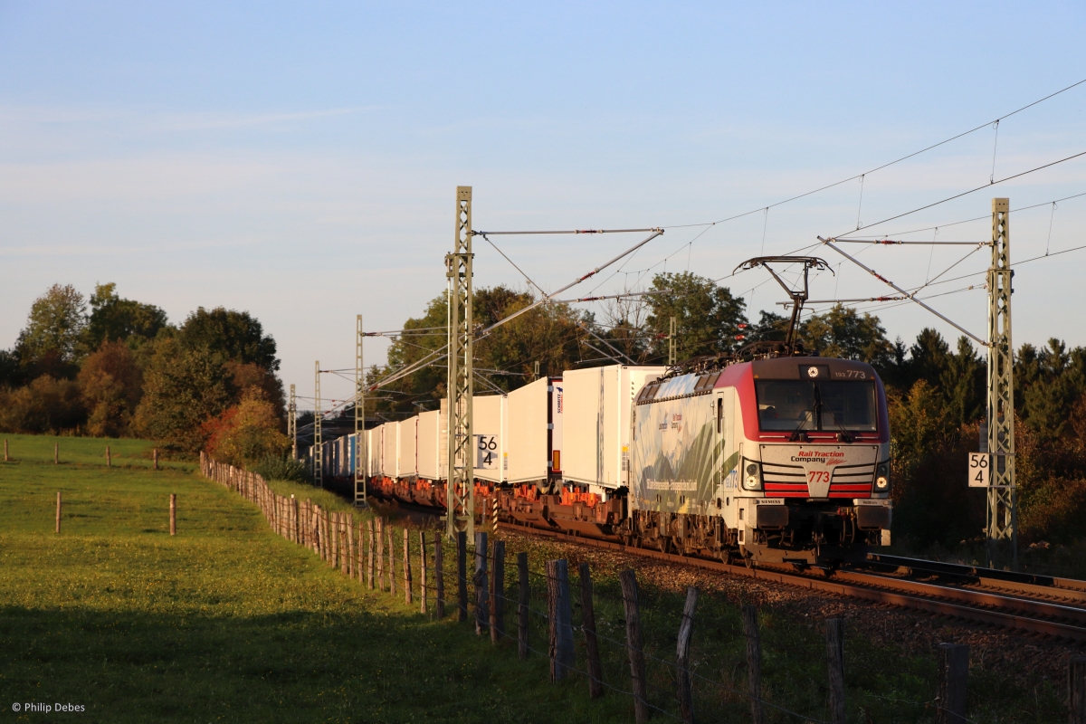 193 773-9 (Lokomotion) mit einem Güterzug in Großkarolinenfeld, 11. Oktober 2023